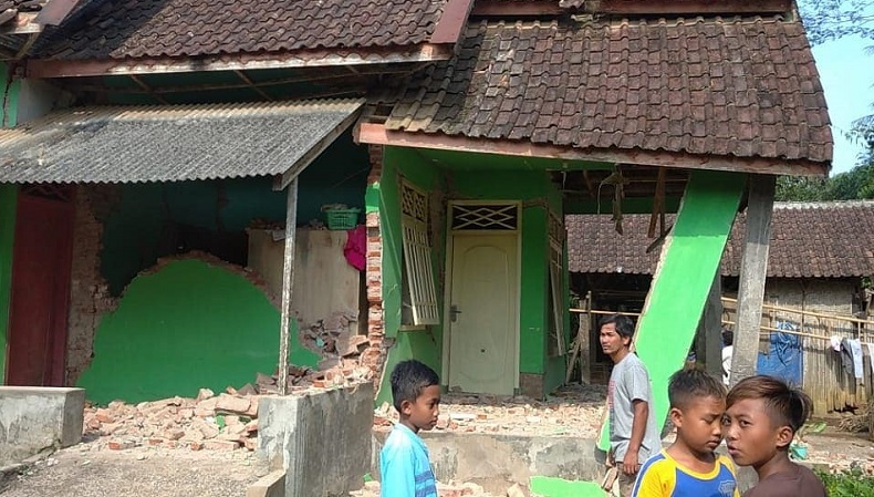 Diguncang Gempa Minggu Pagi, Warga Malang Berhamburan Keluar Rumah