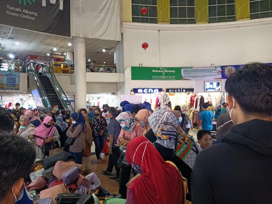 Jelang Ramadan, Pasar Tanah Abang Dipadati Pengunjung