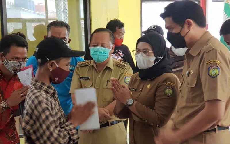 Pemkab Indramayu Santuni ABK Barokah Jaya yang Alami Kecelakaan Laut