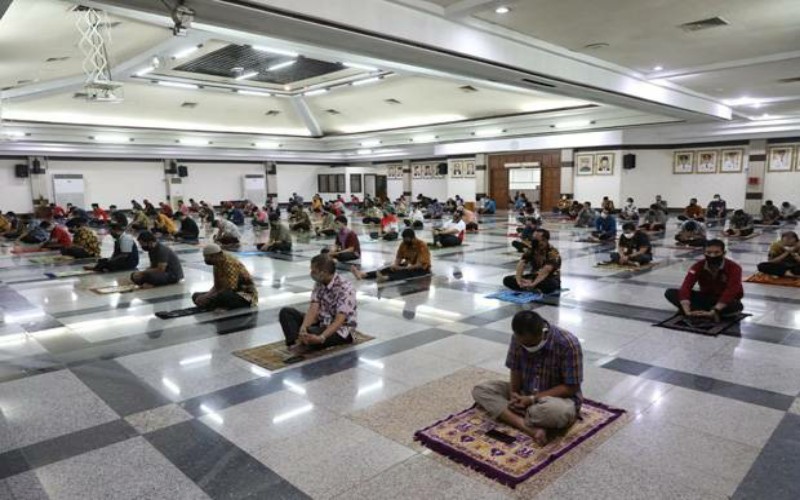 Fatwa MUI: Tes Swab Tak Batalkan Puasa, Pakai Masker Salatnya Sah