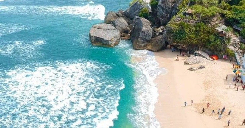 5 Spot Wisata di Pantai Indrayanti, Bukit Karang Indah Bikin Wisatawan Takjub