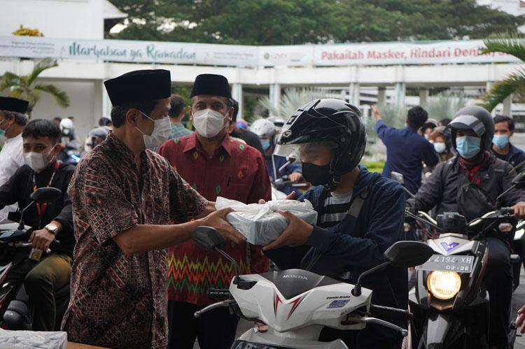 UMY Mengabdi Bagikan 1.000 Paket Takjil untuk Mahasiswa Berbuka dan Sahur Gratis