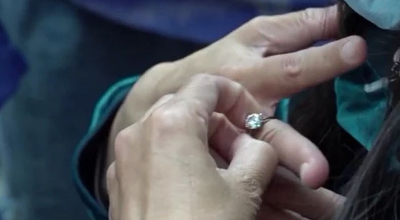 Tak Bisa Dilepas dari Jari, Cincin Berlian Seharga Rp672 Juta Terpaksa Dipotong