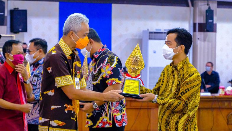 Belum Lama Dipimpin Gibran, Pemkot Solo Raih Penghargaan Pembangunan Daerah Terbaik 