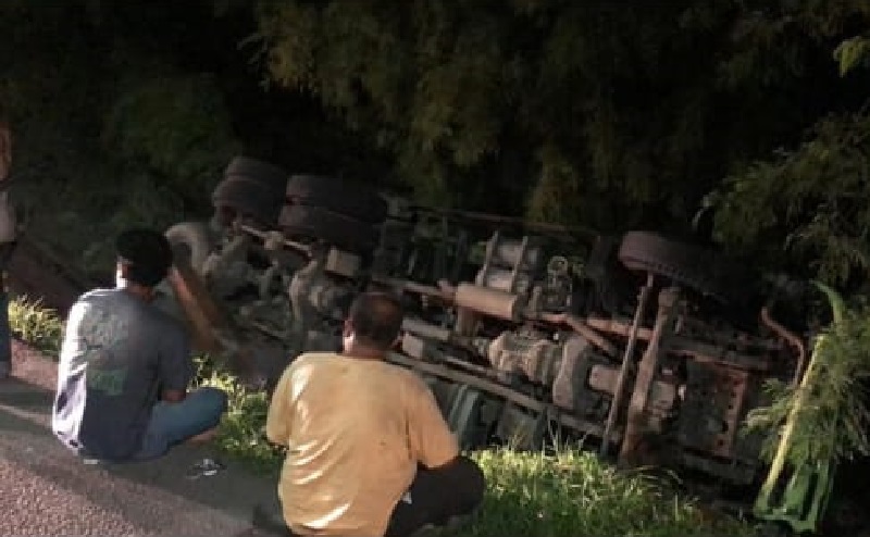 Truk Terguling Keluar Tol di Kembangan Jakarta Barat
