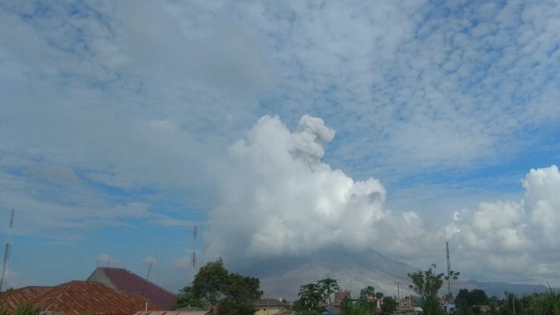 Gunung Sinabung Erupsi, Semburkan Kolom Abu Setinggi 1.500 Meter