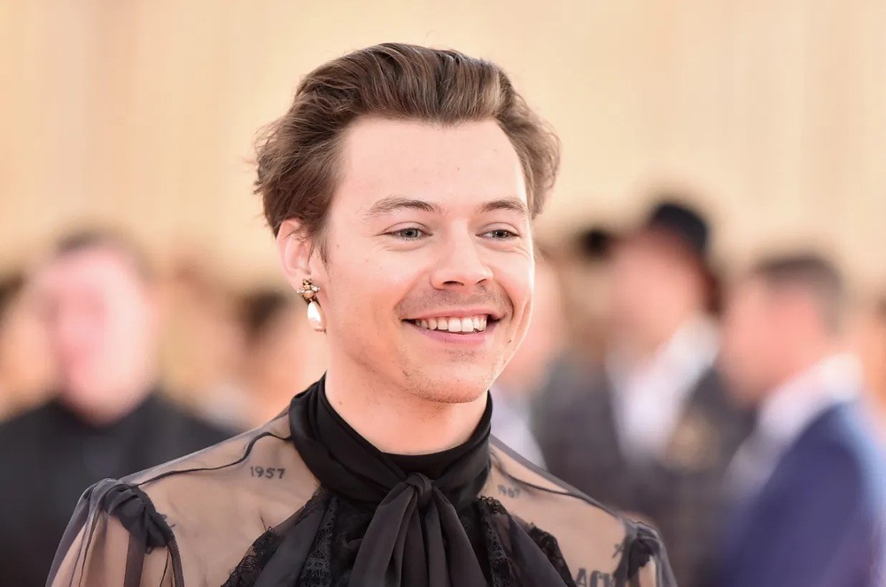 Foto Harry Styles Berdandan ala Ariel Putri Duyung Jadi Viral