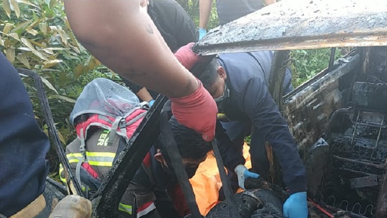 Padamkan Mobil Terbakar di Maros, Petugas Temukan Jenazah dalam Kondisi Hangus