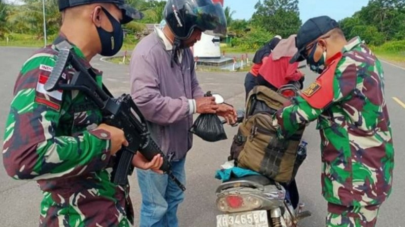 Cegah Barang Ilegal Masuk Perbatasan, Satgas Pamtas Kapuas Gelar Razia