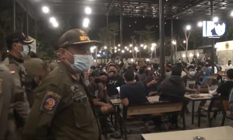 Satpol PP Bubarkan Kafe Langgar Prokes di Mojokerto, ASN Ngamuk Gebrak Meja