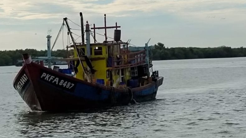 Sempat Mencoba Kabur, Kapal Asing Ilegal Berbendera Malaysia Ditangkap
