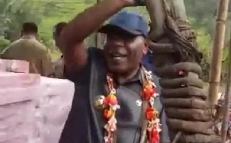 Viral Bupati Yahukimo di Papua Bawa Tumpukan Uang Dana Desa ke Tengah Lapangan