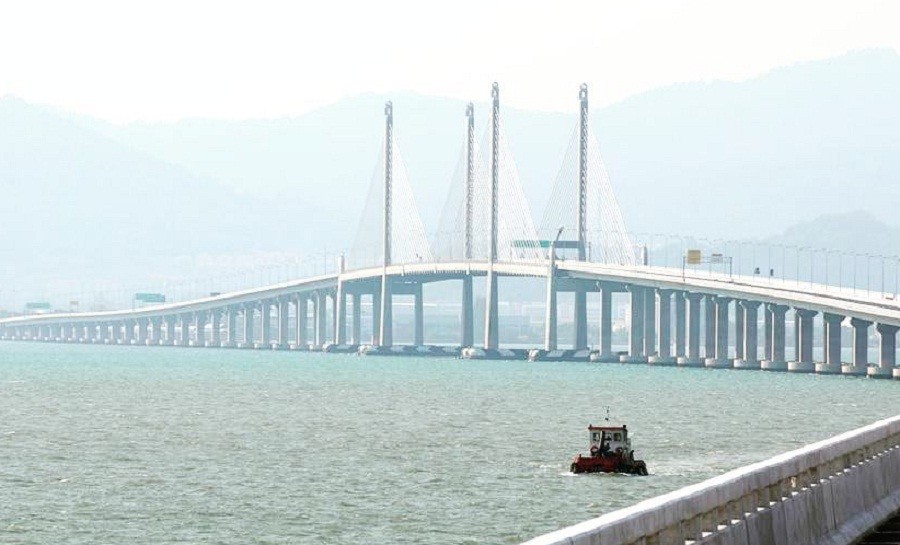 Istri Coba Bunuh Diri, Suami Terjun dari Jembatan ke Laut untuk Menyelamatkan
