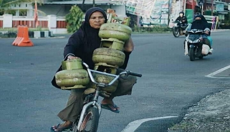 Perempuan Bawa Tabung Gas Pakai Sepeda Viral, Netizen: Sehat Selalu Ibu 