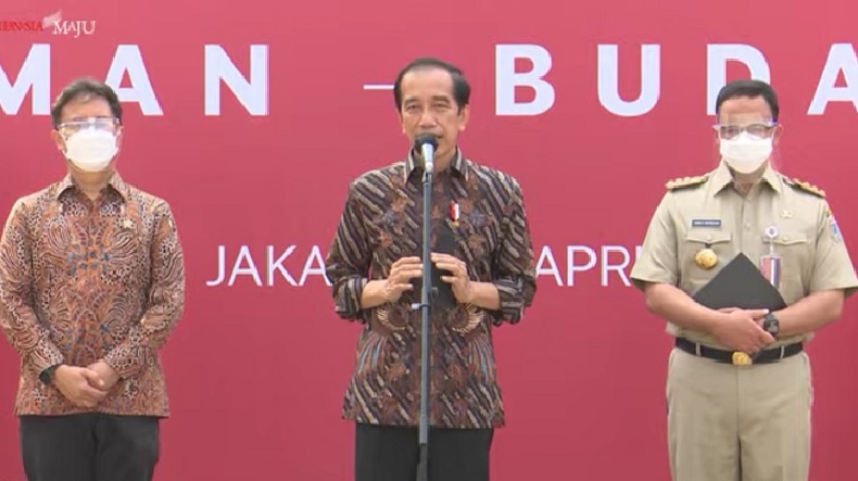 Tinjau Vaksinasi Seniman, Jokowi: Kita Harus Eling Lan Waspodo