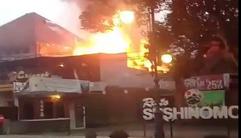 Kafe di Hotel Riau Terbakar Hebat, Pemadam Selamatkan Aset Rp1,5 Miliar 