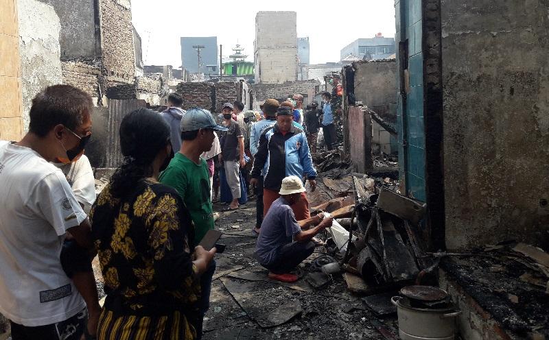 Warga Kerja Bakti usai Kebakaran Hebat di Taman Sari
