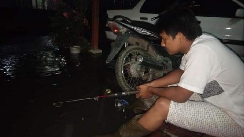 Hujan Sebentar Langsung Banjir, Warga Panyabungan Ini Mancing Ikan di Teras Rumah
