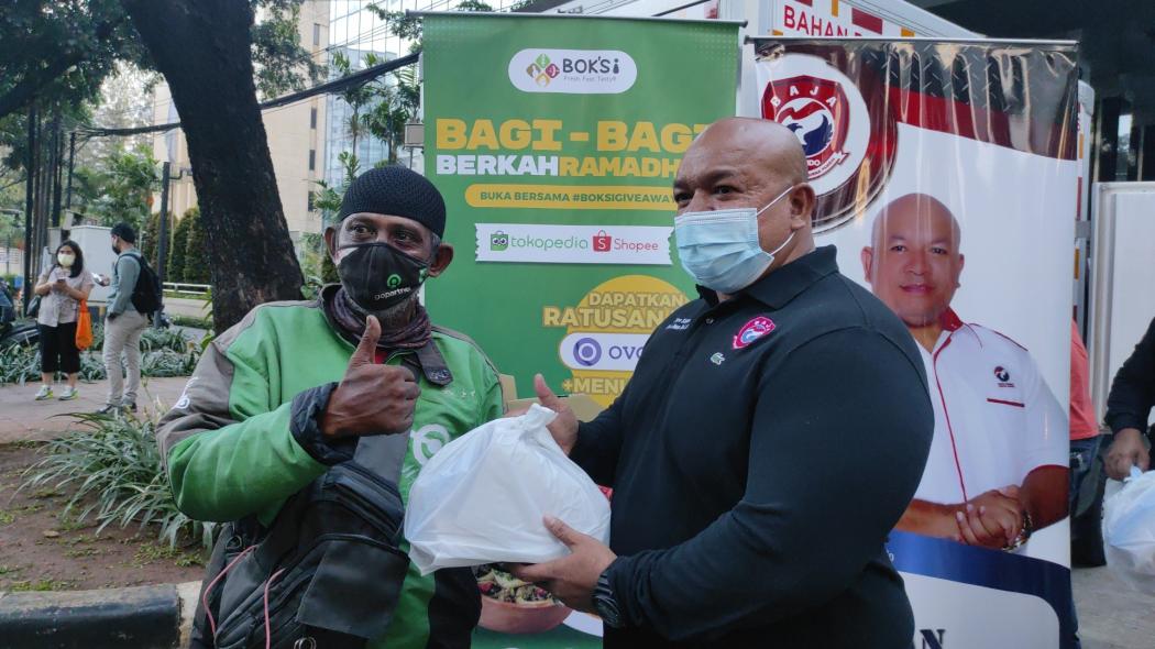 Baja Perindo Bagikan Makanan, Masker, dan Face Shield saat Ramadan di Kebon Sirih