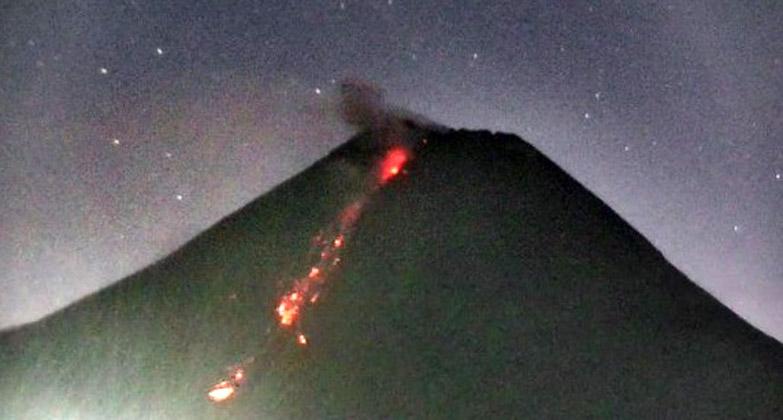 Tadi Malam Merapi Semburkan Awan Panas Sejauh 2 Km