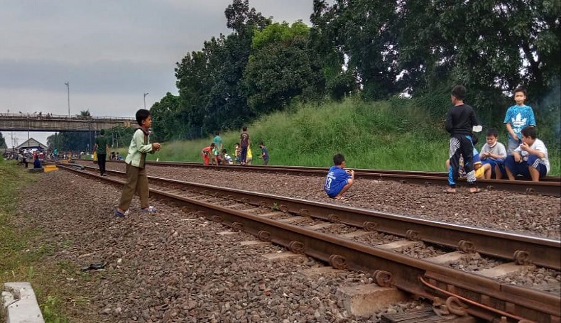 Banyak Dipakai Ngabuburit, PT KAI Peringatkan Warga Tak Main di Rel Kereta