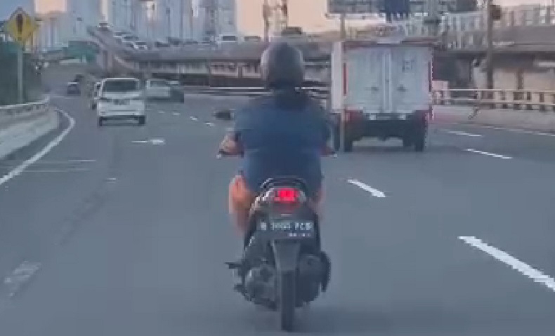 Viral Emak-Emak Bermotor Masuk Tol, Polisi: Bisa Sanksi Pidana 2 Bulan Penjara