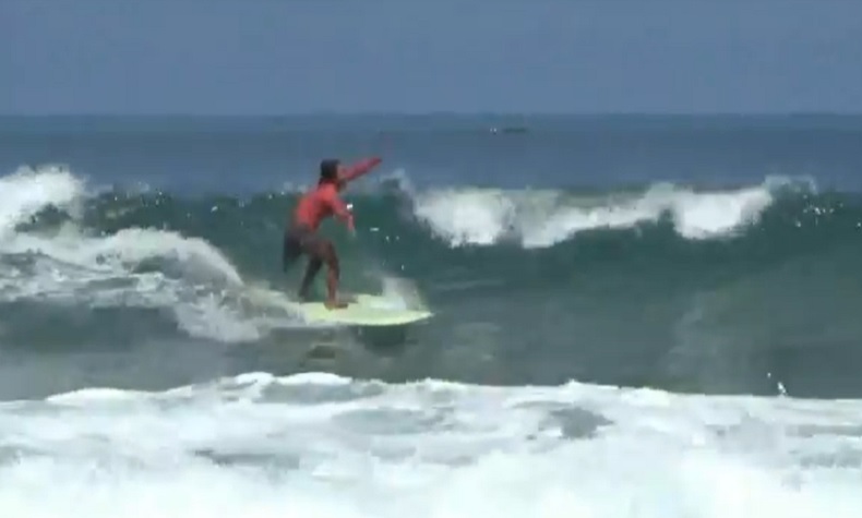 Hari Kartini, Puluhan Surfer Perempuan Berselancar Pakai Kebaya