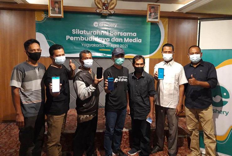 Manfaatkan Aplikasi eFishery, Beri Pakan Ikan di Kolam Cukup lewat Handphone