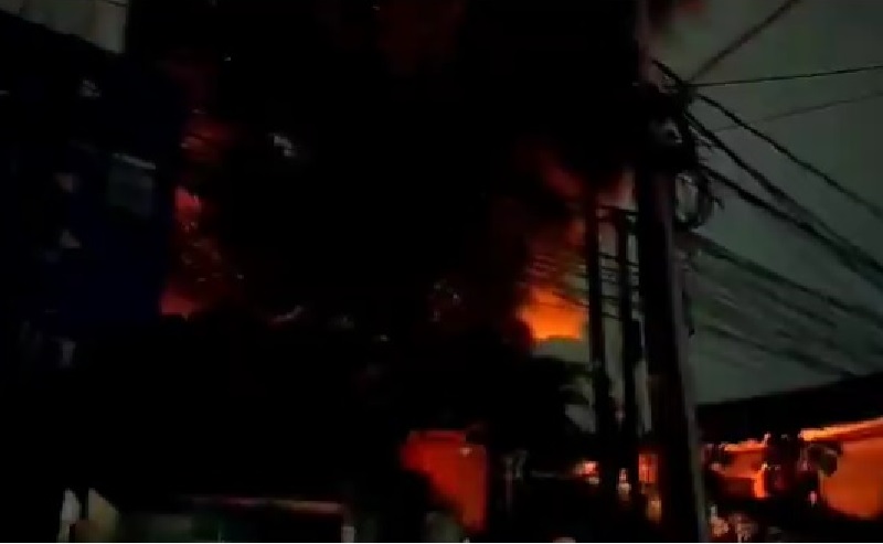 Kebakaran di Palmerah Diduga Berasal dari Tumpukan Ban