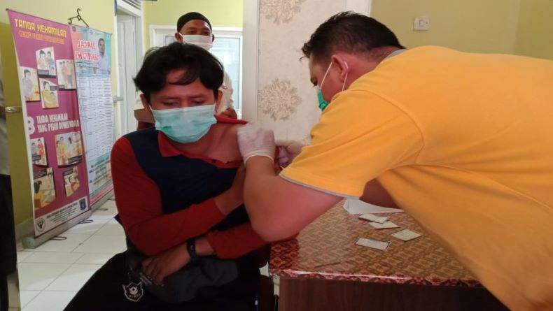 Guru dan Calhaj di Bangka Tengah Mulai Divaksin Covid-19