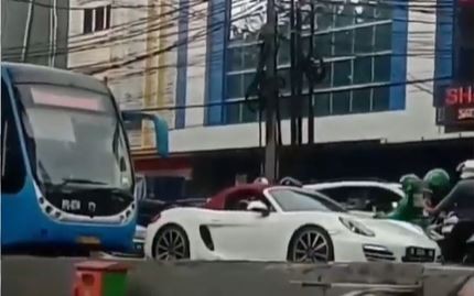 Polisi Tangkap Pengemudi Sedan Mewah Terjebak di Busway Gandaria, Ternyata Perempuan