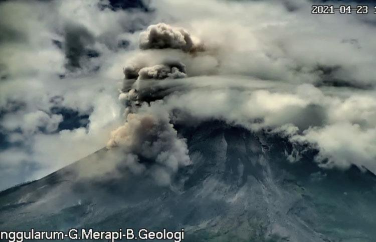Merapi Semburkan Awan Panas Sejauh 2 Kilometer, Cepogo Boyolali Hujan Abu