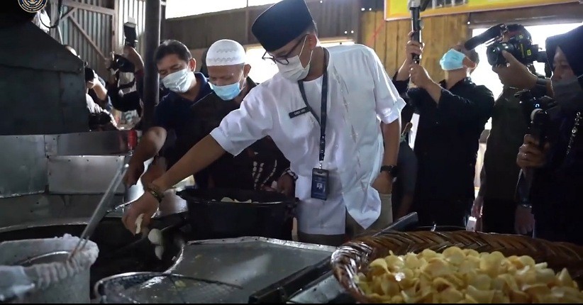 Sandiaga Uno Goreng Keripik Sanjai Khas Bukittinggi, Ternyata Ini Asal Usulnya 