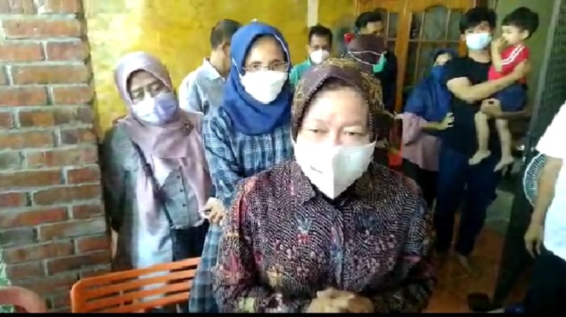 Datangi Keluarga Kru KRI Nanggala 402, Mensos Risma: Sabar Ini Cobaan   