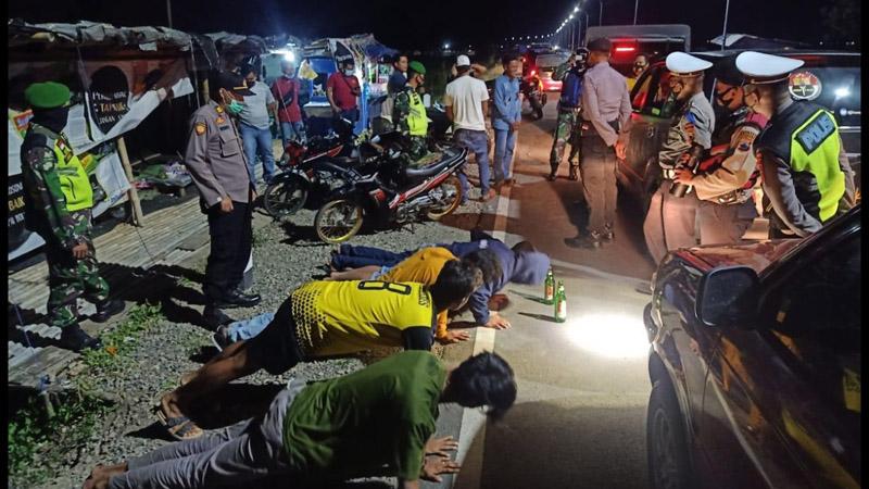Patroli Skala Besar, TNI-Polri Bubarkan Kerumunan di Jalur Pantura Brebes-Tegal
