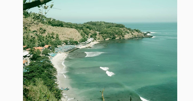 5 Tips Liburan di Pantai Menganti Kebumen, Pemandangannya Mirip di Uluwatu Bali