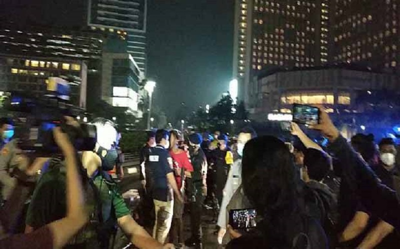 Bubarkan Kerumunan Suporter Bola di Bundaran HI, Polisi Amankan Beberapa Orang