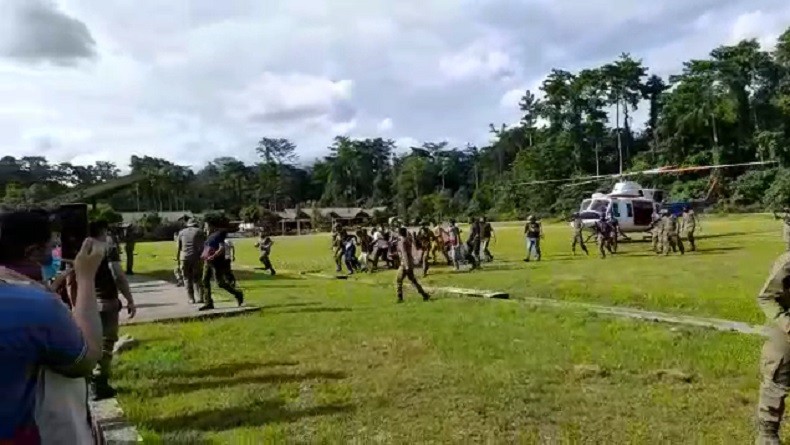 Helikopter Evakuasi Anggota Brimob Gugur di Illaga Puncak Ditembaki KKB 
