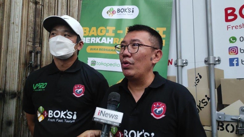 Baja Perindo Bagikan Makanan, Masker dan Face Shield kepada Warga di Pasar Rumput Jaksel 
