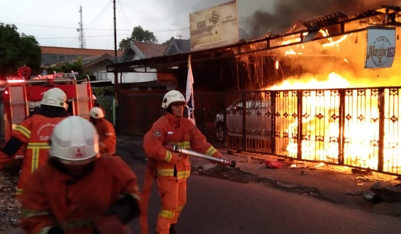 Diduga Korsleting, Kafe di Surabaya Ludes Terbakar 1 Unit Mobil Hangus 