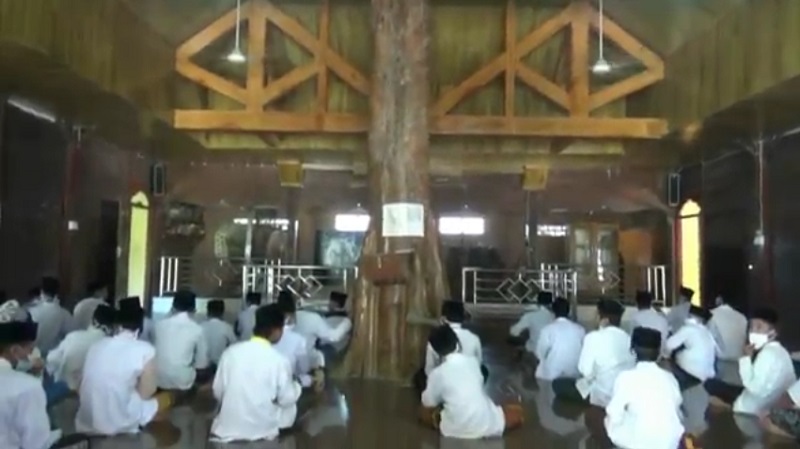 Unik, Masjid di Tuban Ini Hanya Berdiri dengan Satu Tiang Utama 