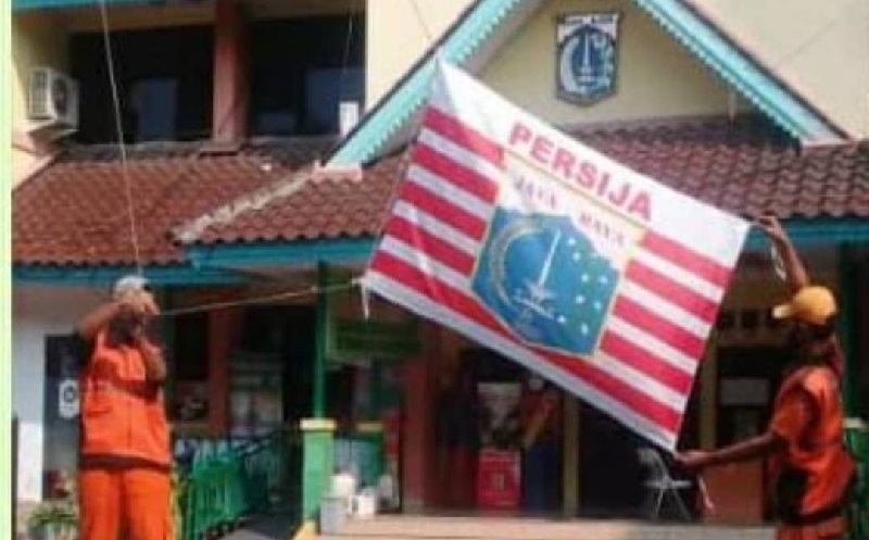 Bendera Klub Sepakbola Berkibar di Kantor Kelurahan, Camat Pedemangan: Pelakunya Oknum 5 Anggota PPSU