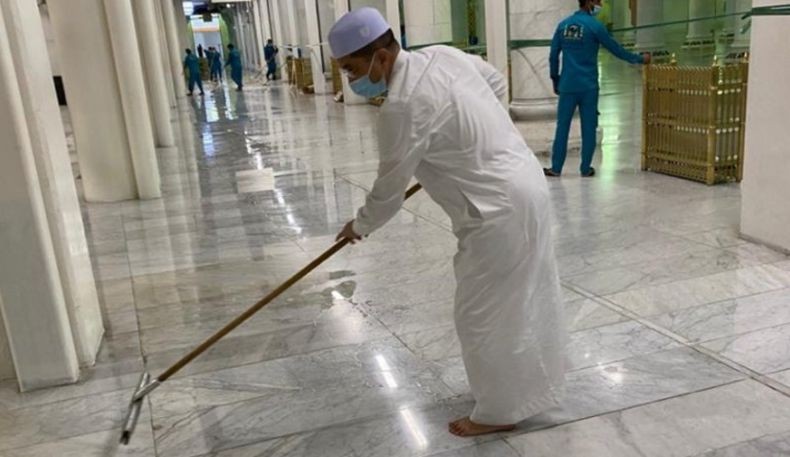 Viral Menteri Perdagangan Malaysia Bersihkan Masjidil Haram saat Banjir