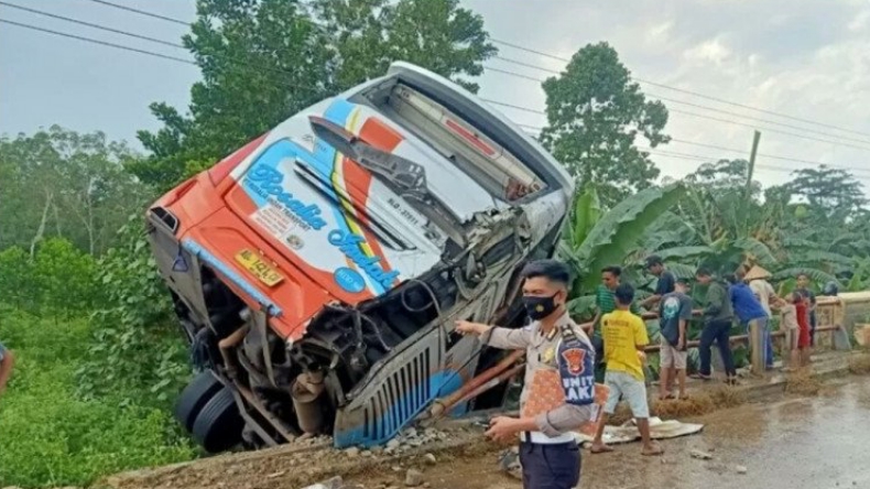Bus Rosalia Indah Senggol Truk Pengangkut Motor di Mesuji, Sopir Tewas