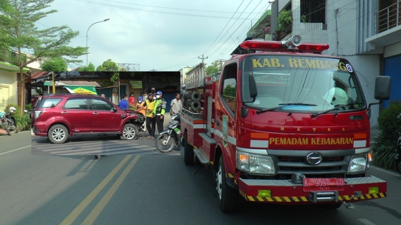 Ngebut ke Lokasi Kebakaran, Mobil Damkar di Rembang Tabrak Mobil Bu Dokter