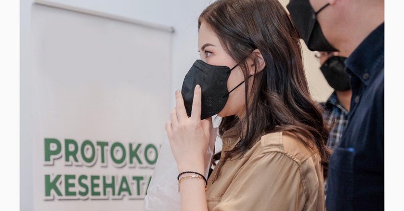 Wamenparekraf Angela Tanoesoedibjo Coba Alat GeNose C19 di Pameran Sneakers 