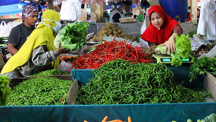 Jokowi: Pasar Tradisional Jual Sembako Diizinkan Buka hingga Pukul 20.00
