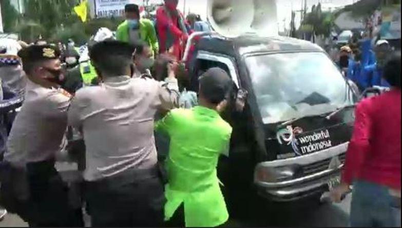 Ricuh, Demo Mahasiswa Memperingati Hari Buruh di Jalur Pantura Semarang 