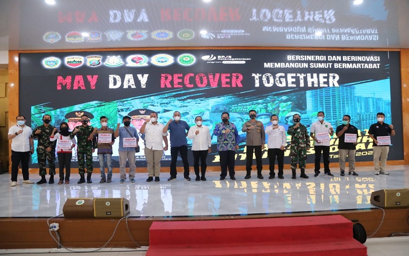 May Day, Polda Sumut Salurkan 4.000 Paket Sembako ke 49 Elemen Serikat Buruh 