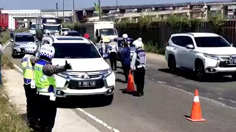 Puluhan Mobil dari Luar Bandung Diputar Balik Petugas di Gerbang Tol Cileunyi